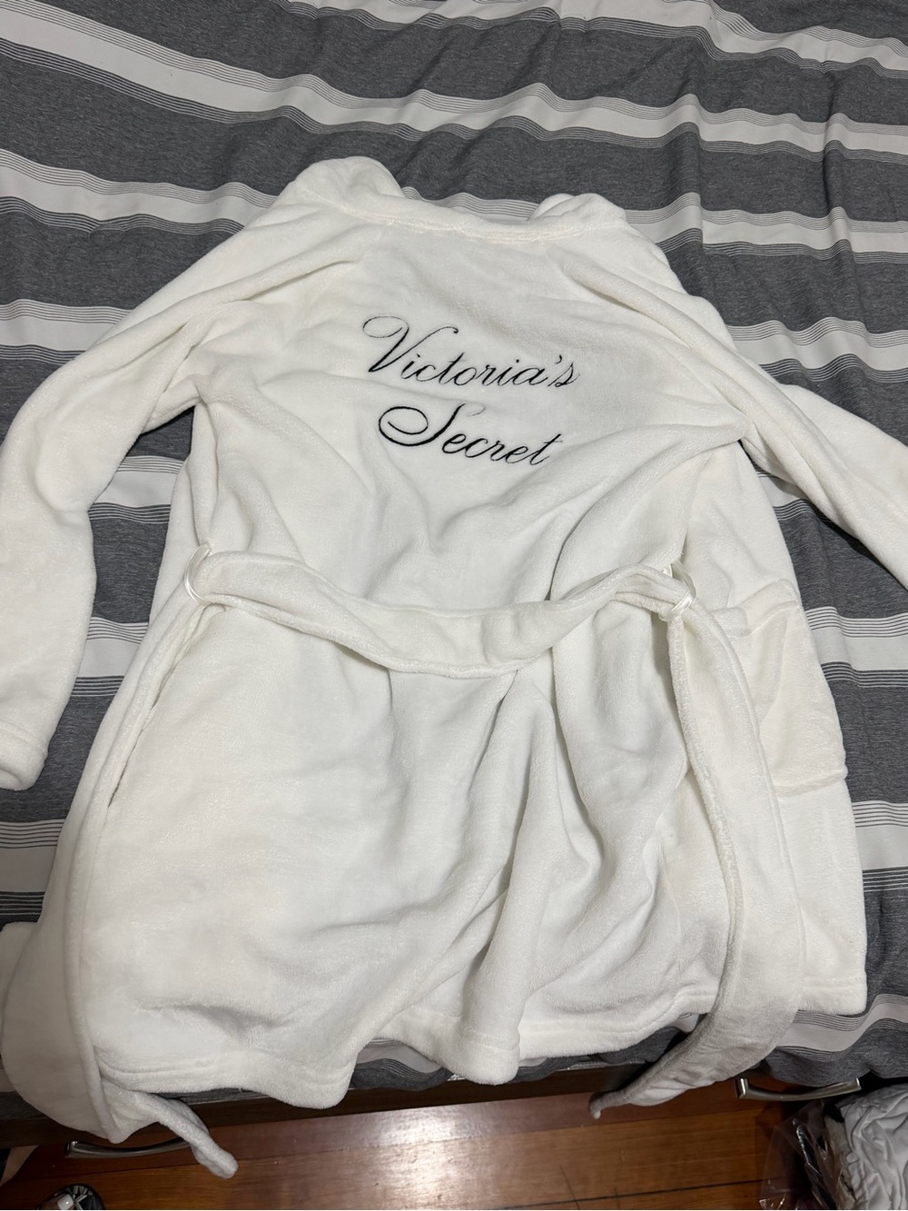 Victoria's Secret White Plush Hooded Robe Jacket - Picture 2 of 3